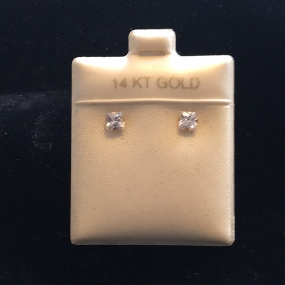 14kt gold stud earings in square shape - Picture 1 of 3